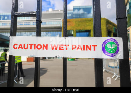 Wimbledon London,UK. 15 juin 2019. Fraîchement peint portes de la PROFILS TÊTES) (All England Lawn Tennis Club prepararing à accueillir les Championnats de Tennis Grand Slam 2019 à Wimbledon SW19 qui commencent au 1er juillet Crédit : amer ghazzal/Alamy Live News Banque D'Images