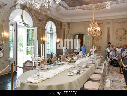 15 juin 2019, le Brandebourg, Gransee/OT : Meseberg visiteurs passent la table dans le jardin de l'hôtel de château de Meseberg. Le château est la maison d'hôtes du gouvernement fédéral. Le jour de la porte ouverte, certaines chambres au rez-de-chaussée ainsi que le parc à l'Huwenowsee peut être visité. Photo : Bernd Settnik/dpa-Zentralbild/dpa Banque D'Images