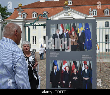 15 juin 2019, le Brandebourg, Gransee/OT : Meseberg Visiteurs regarder des photos du protocole de rendez-vous dans l'avant du château de Meseberg. Le château est la maison d'hôtes du gouvernement fédéral. Le jour de la porte ouverte, certaines chambres au rez-de-chaussée ainsi que le parc à l'Huwenowsee peut être visité. Photo : Bernd Settnik/dpa-Zentralbild/dpa Banque D'Images