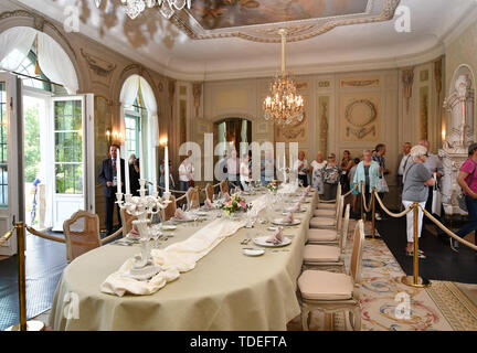 15 juin 2019, le Brandebourg, Gransee/OT : Meseberg visiteurs passent la table dans le jardin de l'hôtel de château de Meseberg. Le château est la maison d'hôtes du gouvernement fédéral. Le jour de la porte ouverte, certaines chambres au rez-de-chaussée ainsi que le parc à l'Huwenowsee peut être visité. Photo : Bernd Settnik/dpa-Zentralbild/dpa Banque D'Images