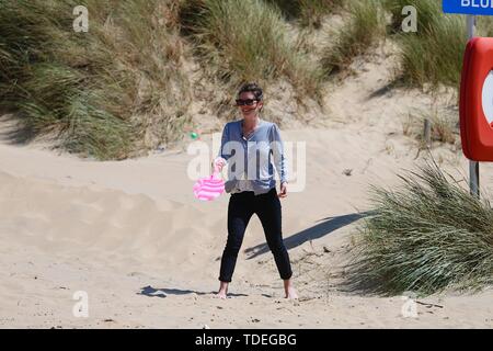 Le carrossage, East Sussex, UK. 15 Juin, 2019. Un beau début de week-end ensoleillé dans le carrossage, East Sussex comme les gens arrivent à la plage de Camber pour profiter du beau temps. Les amis jouer bat and ball sur la plage. Crédit : Paul Lawrenson, 2019 Crédit photo : Paul Lawrenson/Alamy Live News Banque D'Images