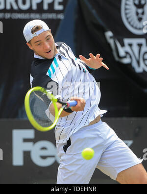 Stuttgart, Allemagne. 15 Juin, 2019. Jan-Lennard Struff de l'Allemagne renvoie une tourné au cours de la demi-finale du tournoi de tennis ATP Coupe Mercedes entre Jan-Lennard Struff tournoi d'Allemagne et d'Italie Matteo Berrettini à Stuttgart, Allemagne, le 15 juin 2019. Crédit : Philippe Ruiz/Xinhua/Alamy Live News Banque D'Images