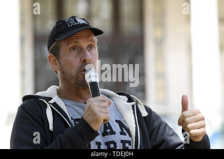 London, Greater London, UK. 8 juin, 2019. Dan Richardson (acteur, conservationniste). parle pendant la marche.Les défenseurs des droits des animaux ont défilé dans le centre de Londres pour exiger la fermeture de l'abattoir et de réclamer l'abolition de l'esclavage des animaux. Credit : Andres Pantoja SOPA/Images/ZUMA/Alamy Fil Live News Banque D'Images