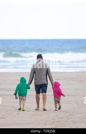 Broad Oak, Cornwall, England, UK. 15 juin 2019. Température légèrement en hausse mais encore sur météo cavalier Rolvenden Beach, Cornwall/AlamyNews DGDImages Â© Banque D'Images