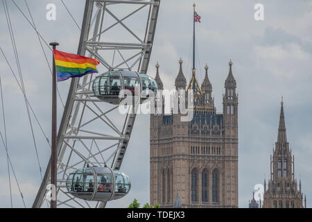 Londres, Royaume-Uni. 15 Juin, 2019. Nous sommes maintenant à Londres Pride rainbow flags saison et volent partout dans la ville. Dans ce cae dans un énorme mât près du London Eye sur la rive sud. Crédit : Guy Bell/Alamy Live News Banque D'Images