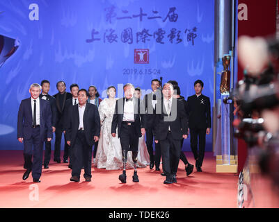 Shanghai, Chine. 15 Juin, 2019. Membres de la troupe du film 'Les grimpeurs sont considérés sur le tapis rouge pour la cérémonie d'ouverture de la 2019 Shanghai International Film Festival (SIFF) à Shanghai, la Chine orientale, le 15 juin 2019. Le film festival a fêté ici le samedi. Credit : Ding Ting/Xinhua/Alamy Live News Banque D'Images