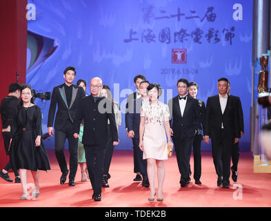 Shanghai, Chine. 15 Juin, 2019. Membres de la troupe du film 'Shanghai' sont vus sur le tapis rouge pour la cérémonie d'ouverture de la 2019 Shanghai International Film Festival (SIFF) à Shanghai, la Chine orientale, le 15 juin 2019. Le film festival a fêté ici le samedi. Credit : Ding Ting/Xinhua/Alamy Live News Banque D'Images