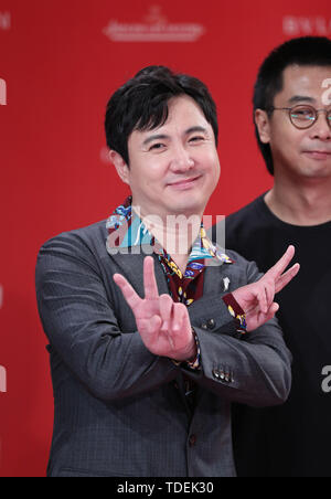 Shanghai, Chine. 15 Juin, 2019. Acteur Shen Teng pose sur le tapis rouge pour la cérémonie d'ouverture de la 2019 Shanghai International Film Festival (SIFF) à Shanghai, la Chine orientale, le 15 juin 2019. Le film festival a fêté ici le samedi. Credit : Ding Ting/Xinhua/Alamy Live News Banque D'Images