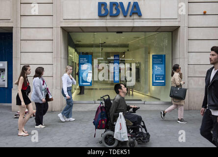 Barcelone, Espagne. 29 mai, 2019. Les piétons passent par la direction générale de la banque BBVA multinationale espagnole en Espagne. Budrul Chukrut Crédit : SOPA/Images/ZUMA/Alamy Fil Live News Banque D'Images