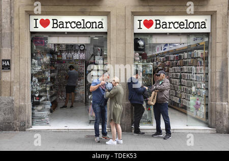 Barcelone, Espagne. 29 mai, 2019. Les piétons et les touristes passent par des boutiques de souvenirs à Las Ramblas à Barcelone, Espagne. Budrul Chukrut Crédit : SOPA/Images/ZUMA/Alamy Fil Live News Banque D'Images