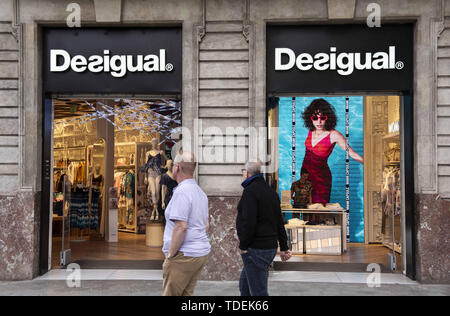 Barcelone, Espagne. 29 mai, 2019. Les piétons passent par la marque de vêtements espagnole Desigual magasin en Espagne. Budrul Chukrut Crédit : SOPA/Images/ZUMA/Alamy Fil Live News Banque D'Images