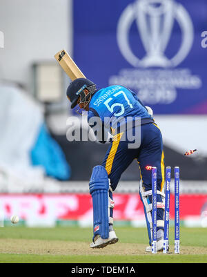 La Kia Oval, Londres, Royaume-Uni. 15 Juin, 2019. Coupe du Monde de Cricket ICC, le Sri Lanka et l'Australie ; Milinda Siriwardana de Sri Lanka est joué par Mitchell Starc de l'Australie de 3 points d'Action : Crédit Plus Sport/Alamy Live News Banque D'Images