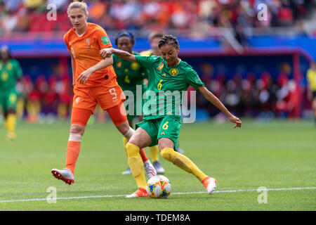 Estelle Johnson (Cameroun) Vivianne Miedema (Hollande) pendant la Coupe du Monde féminine de la fifa France 2019 Groupe E match entre les Pays-Bas 3-1 Cameroom au stade du Hainaut à Valenciennes, France, juin15, 2019. Credit : Maurizio Borsari/AFLO/Alamy Live News Banque D'Images