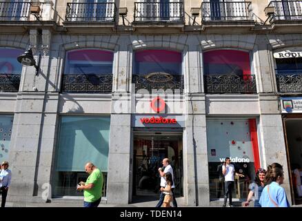 Madrid, Espagne. 15 Juin, 2019. Les piétons passent devant un magasin de Vodafone España à Madrid, Espagne, le 15 juin 2019. En coopération avec le géant chinois des télécommunications, Huawei Vodafone Espana le samedi a déployé la première exploitation commerciale des services mobiles 5G en Espagne, ce qui en fait l'un des premiers pays européens avec le réseau mobile ultra-rapide en Europe. Credit : Guo Qiuda/Xinhua/Alamy Live News Banque D'Images