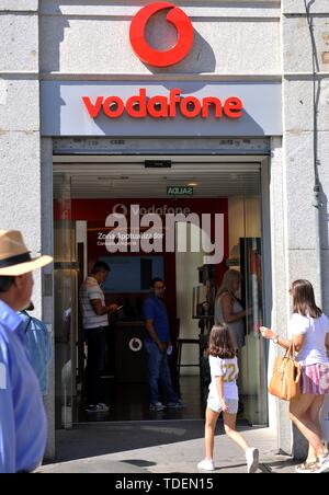 Madrid, Espagne. 15 Juin, 2019. Photo prise le 15 juin 2019 montre un magasin de Vodafone España à Madrid, Espagne. En coopération avec le géant chinois des télécommunications, Huawei Vodafone Espana le samedi a déployé la première exploitation commerciale des services mobiles 5G en Espagne, ce qui en fait l'un des premiers pays européens avec le réseau mobile ultra-rapide en Europe. Credit : Guo Qiuda/Xinhua/Alamy Live News Banque D'Images