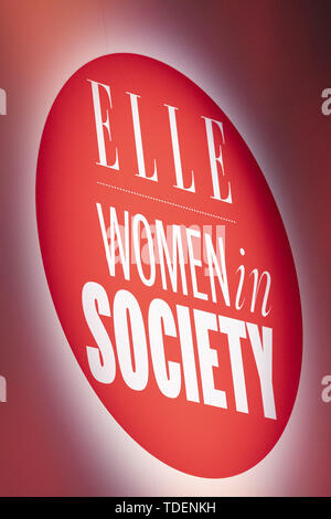 Tokyo, Japon. 15 Juin, 2019. Un logo est visible pendant l'ELLE LA FEMME DANS LA SOCIÉTÉ 2019 à Shibuya Hikarie. L'événement annuel de travail se concentre sur le rôle des femmes dans la société japonaise à travers différents séminaires où célébrités, femmes d'affaires et les dirigeants sont invités à prendre la parole. Credit : Rodrigo Reyes Marin/ZUMA/Alamy Fil Live News Banque D'Images