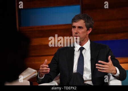 Paris, France. 15 Juin, 2019. La présidence démocratique Beto O'Rourke est interviewé par modérateur Soledad O'Brien au cours de l'Alliance économique noir Forum présidentiel le 15 juin 2019 à Charleston, Caroline du Sud. Credit : Planetpix/Alamy Live News Banque D'Images