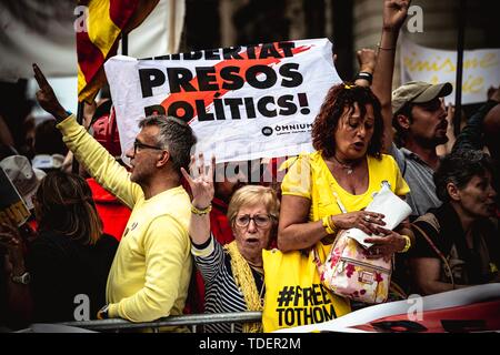 Barcelone, Espagne. 15 Juin 2019 : "la demande des séparatistes catalans de la liberté pour les prisonniers politiques' criant des slogans et des pancartes de sensibilisation devant la mairie de Barcelone, tandis que l'ancien ministre de l'intérieur Catalan, Jaquim Forn, aide la première réunion du parlement municipal. Credit : Matthias Rickenbach/Alamy Live News Banque D'Images