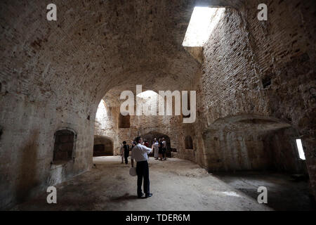 Sibenik, Croatie. 15 Juin, 2019. Personnes visitent la forteresse Saint-nicolas à Sibenik, Croatie, le 15 juin 2019. La forteresse de Saint Nicolas à Sibenik, inscrite sur la Liste du patrimoine mondial en 2017, a été ouvert récemment après la rénovation. Credit : Dusko Jaramaz/Xinhua/Alamy Live News Banque D'Images