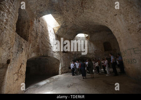 Sibenik, Croatie. 15 Juin, 2019. Personnes visitent la forteresse Saint-nicolas à Sibenik, Croatie, le 15 juin 2019. La forteresse de Saint Nicolas à Sibenik, inscrite sur la Liste du patrimoine mondial en 2017, a été ouvert récemment après la rénovation. Credit : Dusko Jaramaz/Xinhua/Alamy Live News Banque D'Images