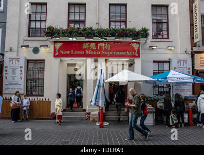 Londres, Royaume-Uni. Londres, Royaume-Uni. Nouvelle Lune Loon Supermarché dans London Chinatown Sucré Café et restaurant à Newport et Garret Street le 15 juin 2019, au Royaume-Uni. Credit Photo : Alamy/Capital Live News Crédit : photo Capital/Alamy Live News Banque D'Images