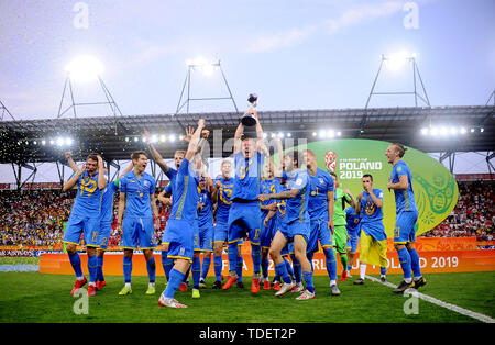 Lodz, Pologne. 15 Juin, 2019. Yukhym Konoplia (C,) de l'Ukraine soulève le trophée après la Coupe du Monde U-20 de la FIFA match final entre l'Ukraine et la Corée du Sud dans la région de Lodz, Pologne, le 15 juin 2019. L'Ukraine a gagné 3-1 pour remporter le championnat. Crédit : Rafal Rusek/Xinhua/Alamy Live News Banque D'Images