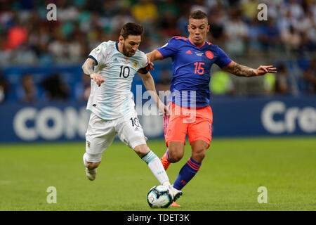 Salvador, Brésil. 15 Juin, 2019. L'Argentine Lionel Messi(L) est en concurrence avec Mateus Uribe de Colombie au cours de la Copa America 2019 le groupe B match entre l'Argentine et la Colombie à Salvador, Brésil, le 15 juin 2019. La Colombie a gagné 2-0. Credit : Francisco Canedo/Xinhua/Alamy Live News Banque D'Images