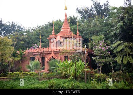 Filmé en décembre 2018 dans la région de Xishuangbanna Jinghong, écoute l'homme, Parc, l'architecture de style Dai Dai style. Banque D'Images