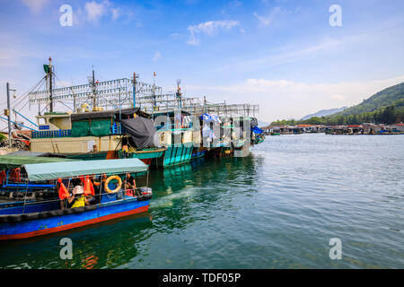 Monkey Island en radeaux pêche South Bay, Hainan, Chine Banque D'Images