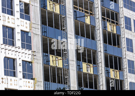 Immeuble de bureaux en construction. Isolation par l'extérieur de la façade de l'immeuble et les murs Banque D'Images