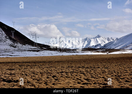 Plateau paysage le long de la Route Nationale 318 de l'autoroute Sichuan-Tibet en avril 2019. Banque D'Images