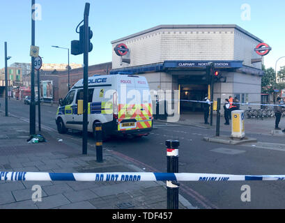 Un cordon de police sur la route de Bedford à Clapham, Londres du sud, près de Clapham North, où trois hommes ont été trouvés atteints stab et réduire les blessures dans les premières heures de samedi. Banque D'Images