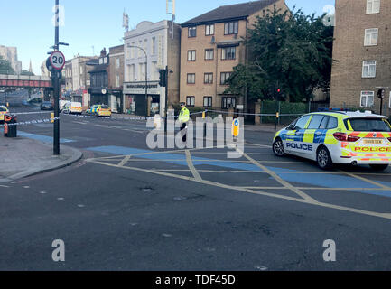 Un cordon de police sur la route de Bedford à Clapham, Londres du sud, près de Clapham North, où trois hommes ont été trouvés atteints stab et réduire les blessures dans les premières heures de samedi. Banque D'Images