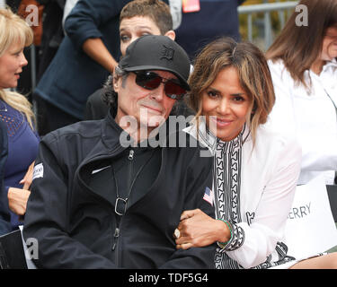 Handprint Cérémonie pour Keanu Reeves au théâtre chinois de Grauman à Hollywood, Californie le 14 mai 2019 avec : Ian McShane, Halle Berry Où : Los Angeles, California, United States Quand : 14 mai 2019 Credit : Sheri/WENN.com Determan Banque D'Images