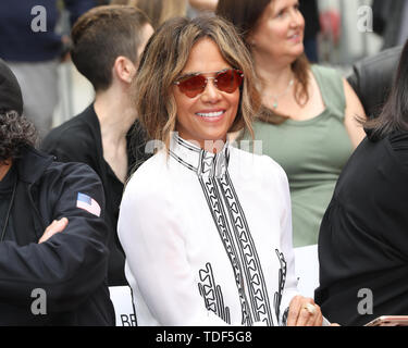 Handprint Cérémonie pour Keanu Reeves au théâtre chinois de Grauman à Hollywood, Californie le 14 mai 2019 Comprend : Halle Berry Où : Los Angeles, California, United States Quand : 14 mai 2019 Credit : Sheri/WENN.com Determan Banque D'Images