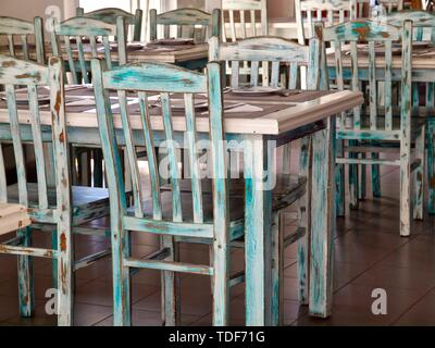Chaises et tables en bois Vintage dans un restaurant Banque D'Images
