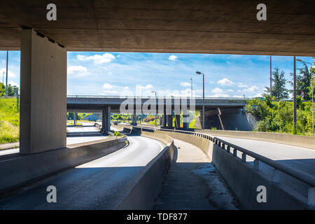 Sous le pont sur l'autoroute. La construction concrète de la jonction de route. L'autoroute en Europe. Entre deux autoroutes. Pas de voitures sur l'autoroute. Banque D'Images