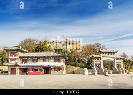 Pharmaceutique Donga King Mountain surplombant le lac Luoshen Banque D'Images