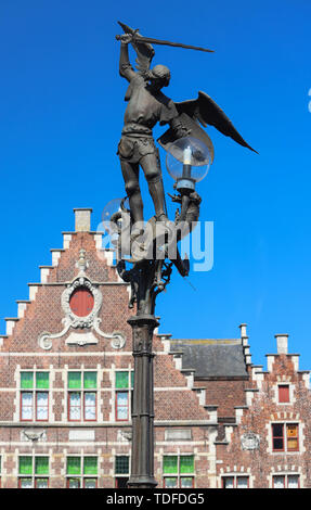 St Michael's Bridge Street lamp et maisons traditionnelles en arrière-plan , Gand, Belgique Banque D'Images