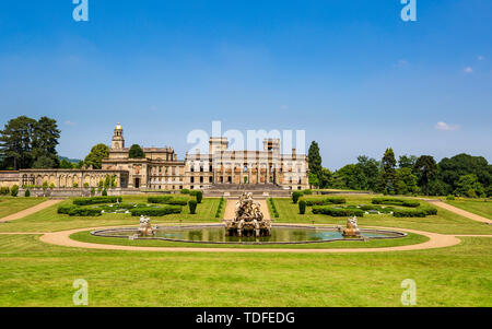 Vue sud de la plus débridée Witley court avec la fontaine restaurée Perseus et Andromeda dans le Worcestershire, Angleterre Banque D'Images