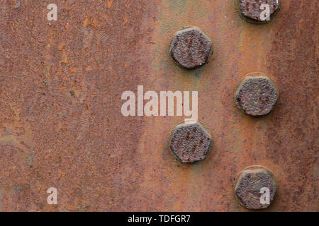 Plaque de métal rouillé texture avec les boulons. Copier l'espace. Banque D'Images