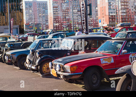 Krasnoyarsk, Russie, 13 juin 2019 : La 7e Pékin à Paris Motor Challenge 2016. Démonstration de voitures sur le parking près de la parc rétro. Banque D'Images