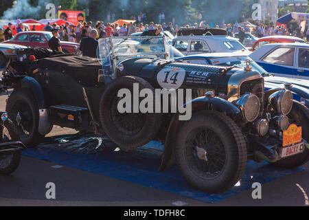 Krasnoyarsk, Russie, 13 juin 2019 : La 7e Pékin à Paris Motor Challenge 2016. Démonstration de voitures sur le parking près de la parc rétro. Banque D'Images