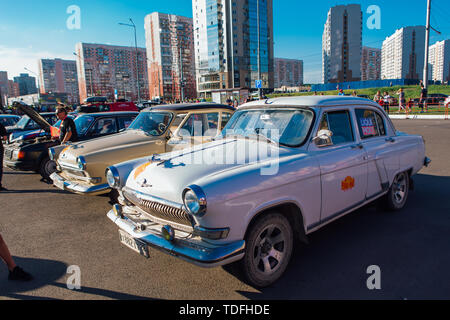 Krasnoyarsk, Russie, 13 juin 2019 : La 7e Pékin à Paris Motor Challenge 2016. Démonstration de voitures sur le parking près de la parc rétro. Banque D'Images