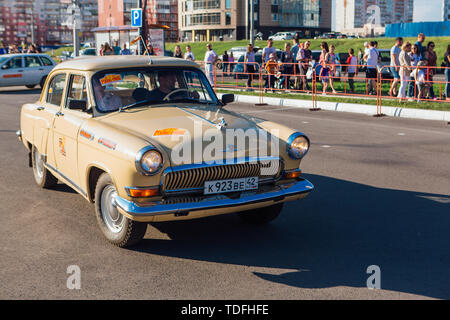 Krasnoyarsk, Russie, 13 juin 2019 : La 7e Pékin à Paris Motor Challenge 2016. Démonstration de voitures sur le parking près de la parc rétro. Banque D'Images