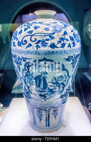 Hubei Provincial Museum Dynastie Yuan bleu et blanc photo amour quatre bouteille de prune Banque D'Images