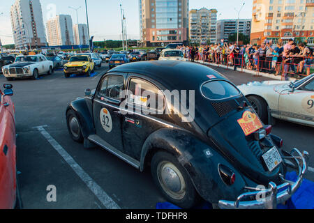 Krasnoyarsk, Russie, 13 juin 2019 : La 7e Pékin à Paris Motor Challenge 2016. Démonstration de voitures sur le parking près de la parc rétro. Banque D'Images