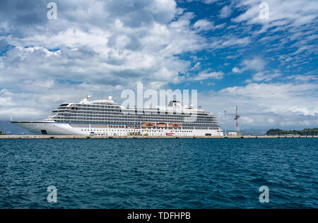 Viking Star cruise ship par Kerkyra sur l'île de Corfou Banque D'Images