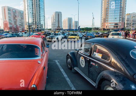 Krasnoyarsk, Russie, 13 juin 2019 : La 7e Pékin à Paris Motor Challenge 2016. Démonstration de voitures sur le parking près de la parc rétro. Banque D'Images