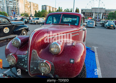 Krasnoyarsk, Russie, 13 juin 2019 : La 7e Pékin à Paris Motor Challenge 2016. Démonstration de voitures sur le parking près de la parc rétro. Banque D'Images